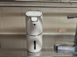 シンク横に設置したカミーナ電動ディスペンサーの全体像
