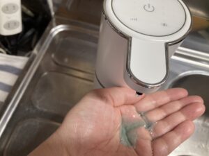 カミーナのセンサーに手をかざすと自動で洗剤が出る様子