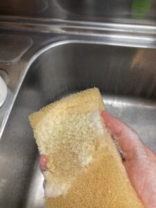 カミーナから出した液体洗剤をスポンジで泡立てた様子