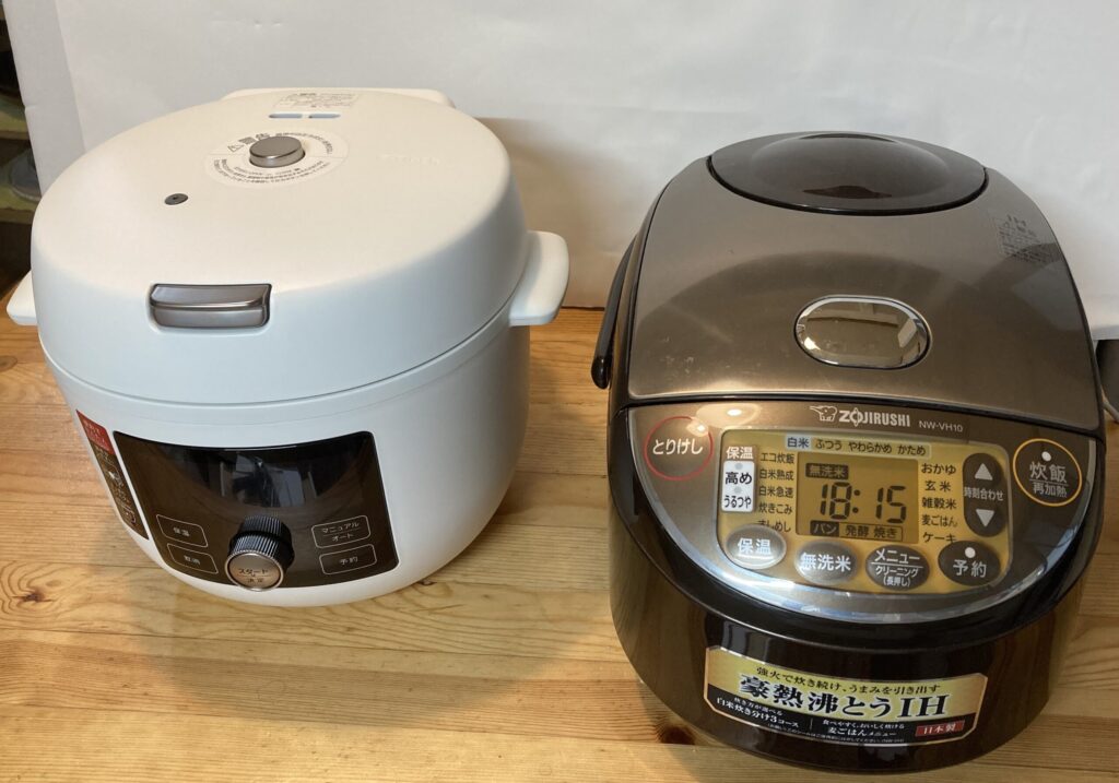 COOKPOT A220と5合炊き炊飯器を並べたサイズ比較。ひと回り小さい